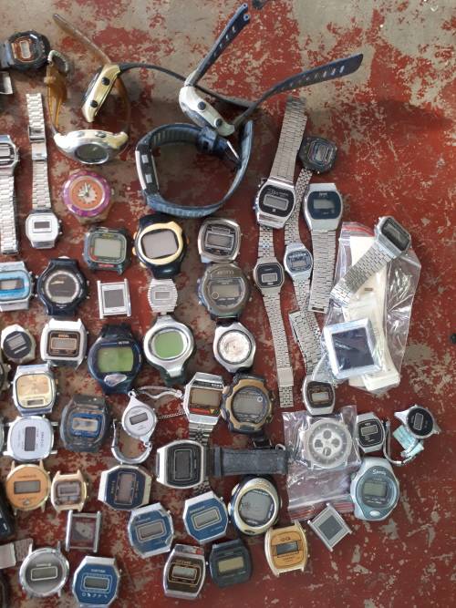 Box of digital/dual display quartz watches