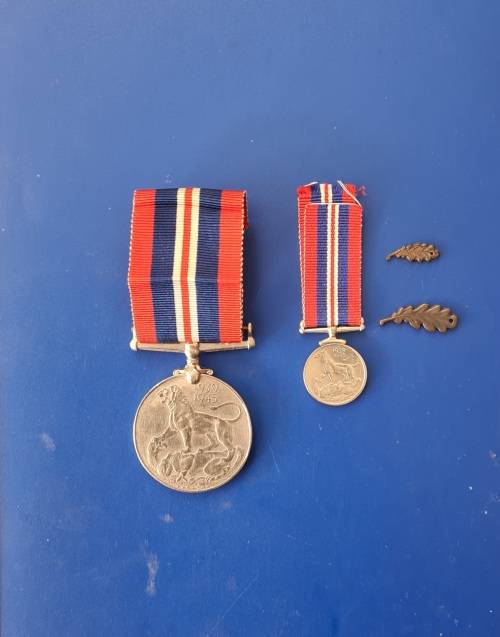 WW2 - WAR MEDAL - FULL SIZE + MINIATURE + EMBLEMS
