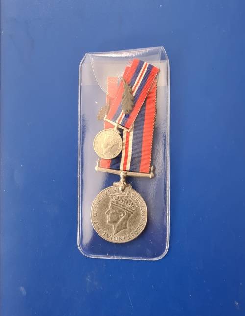 WW2 - WAR MEDAL - FULL SIZE + MINIATURE + EMBLEMS