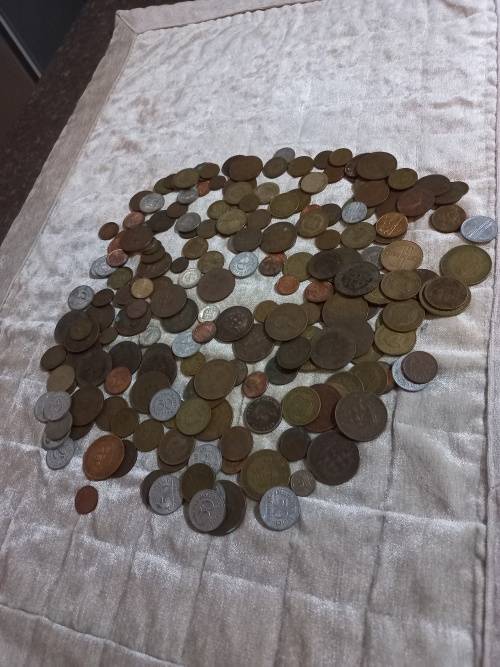 1kg plus Mixed world coin some great condition and dates