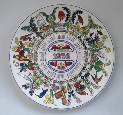 Large, vintage Wedgewood calendar plate. Robin sixth series. 1976.