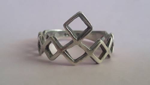 Vintage solid sterling silver hallmarked pointer ring. Edinburgh, 1987. Makers mark: RGL