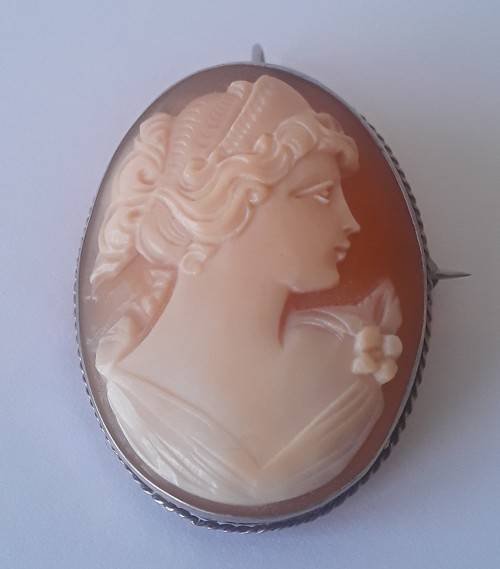 Beautiful 1920`s solid silver and cameo pendant / brooch.