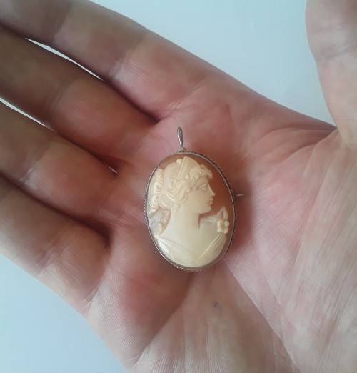 Beautiful 1920`s solid silver and cameo pendant / brooch.