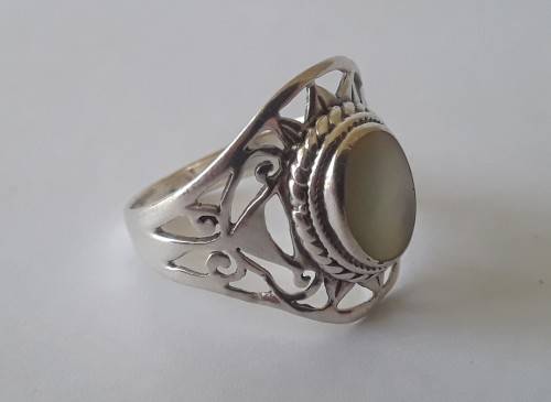 Solid sterling silver openwork ring with white shell inlay. Size: N (17mm)