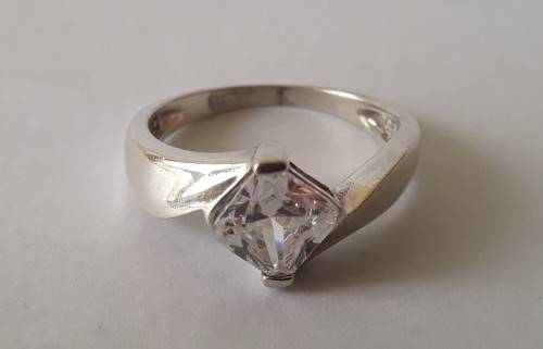 Designer `Diamonique` sterling silver ring with CZ stone. Size: N (17mm)