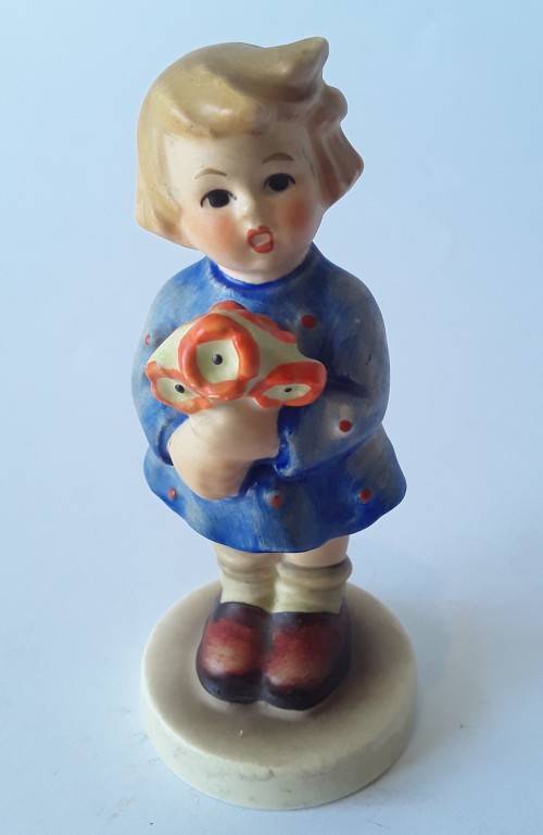 Sweet Vintage Goebel Hummel `Flower Girl` Figurine. Circa 1960`s. H: 8,5 cm