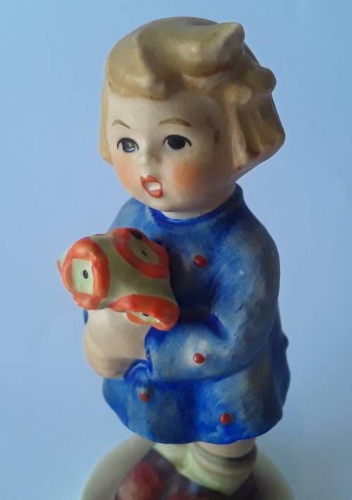Sweet Vintage Goebel Hummel `Flower Girl` Figurine. Circa 1960`s. H: 8,5 cm