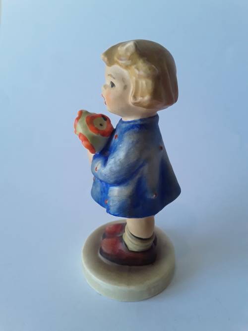 Sweet Vintage Goebel Hummel `Flower Girl` Figurine. Circa 1960`s. H: 8,5 cm