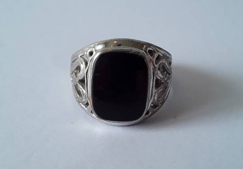 Vintage 18K RGP ring with black stone. Size: R1/2 (19mm)