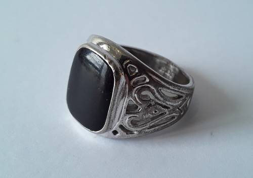 Vintage 18K RGP ring with black stone. Size: R1/2 (19mm)