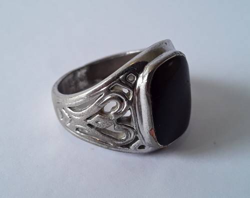 Vintage 18K RGP ring with black stone. Size: R1/2 (19mm)