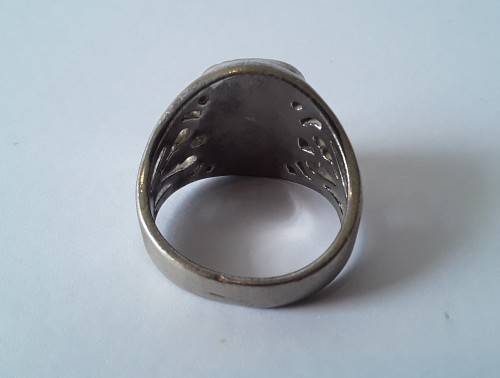 Vintage 18K RGP ring with black stone. Size: R1/2 (19mm)
