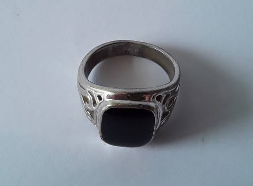 Vintage 18K RGP ring with black stone. Size: R1/2 (19mm)