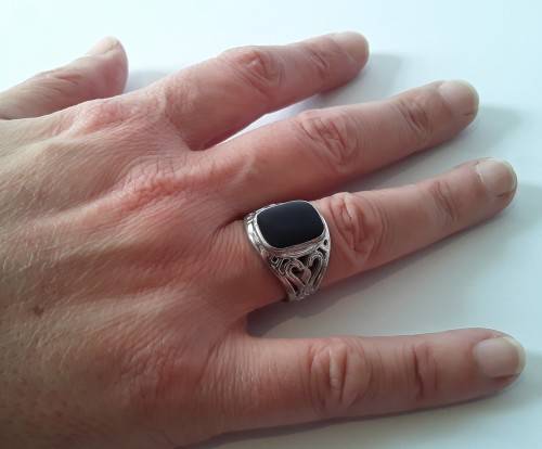 Vintage 18K RGP ring with black stone. Size: R1/2 (19mm)