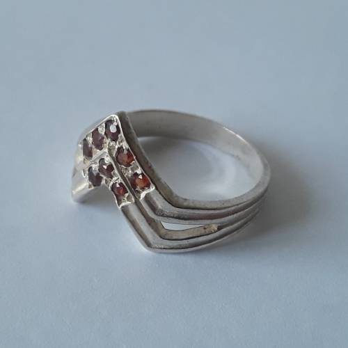 925 Solid silver pointer ring with ruby coloured stones. Size: K1/2 (16.1mm)