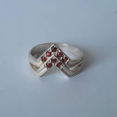 925 Solid silver pointer ring with ruby coloured stones. Size: K1/2 (16.1mm)