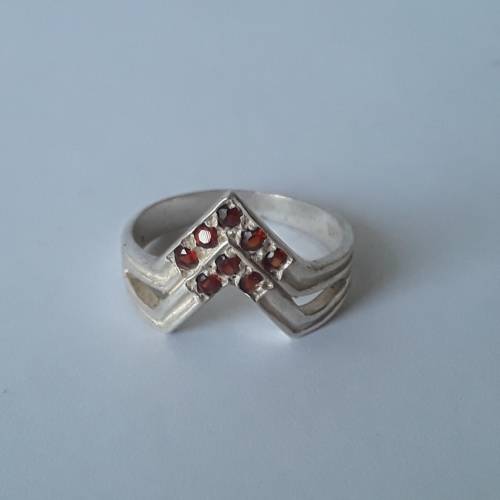 925 Solid silver pointer ring with ruby coloured stones. Size: K1/2 (16.1mm)