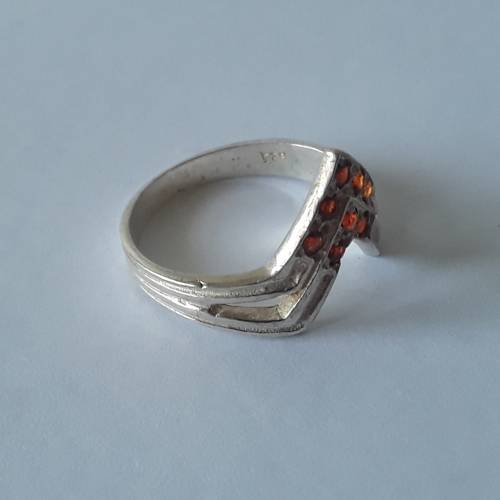 925 Solid silver pointer ring with ruby coloured stones. Size: K1/2 (16.1mm)