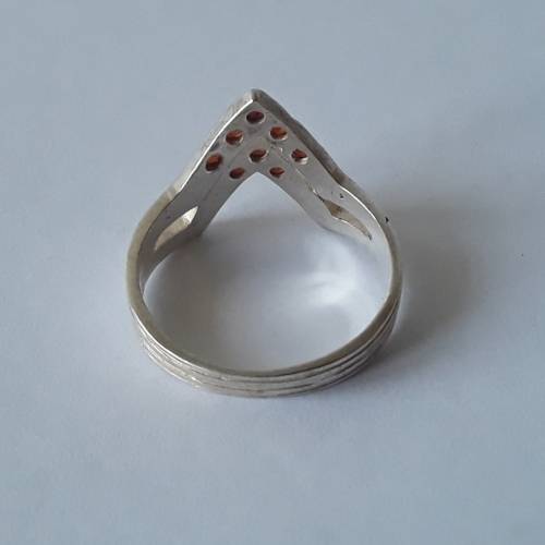 925 Solid silver pointer ring with ruby coloured stones. Size: K1/2 (16.1mm)