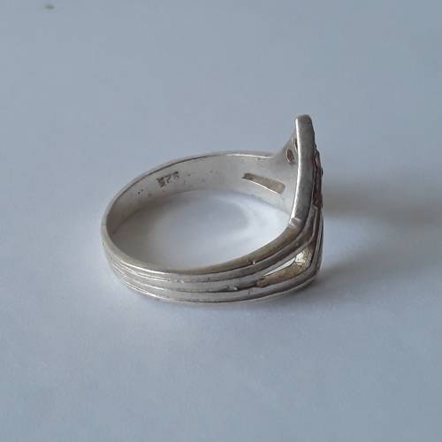 925 Solid silver pointer ring with ruby coloured stones. Size: K1/2 (16.1mm)