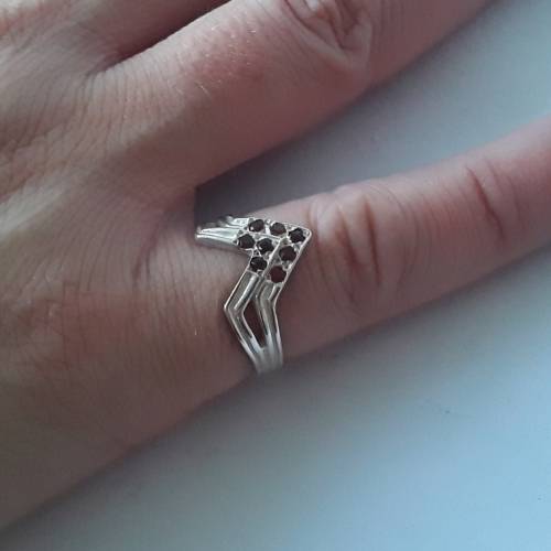 925 Solid silver pointer ring with ruby coloured stones. Size: K1/2 (16.1mm)