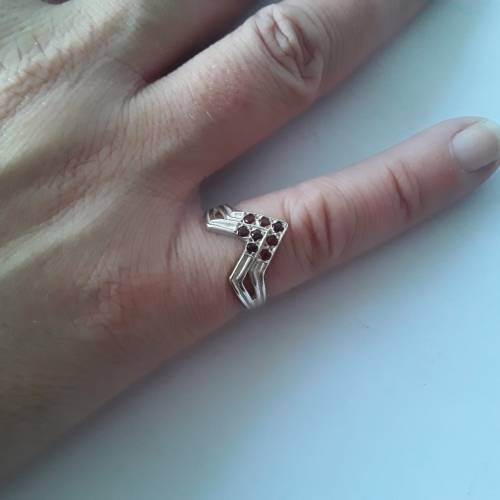 925 Solid silver pointer ring with ruby coloured stones. Size: K1/2 (16.1mm)