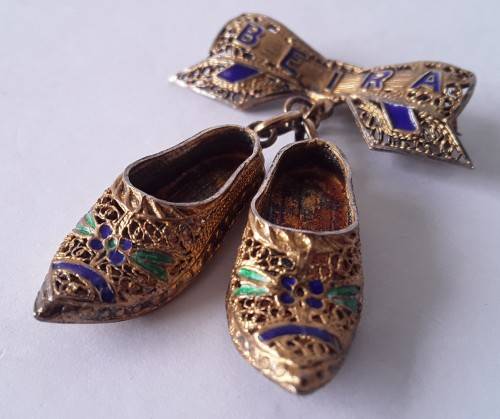 Gorgeous Filigree Gold Gilt on Solid Silver Bow & Clogs Brooch from Beira Mozambique