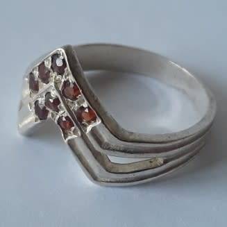 925 Solid silver pointer ring with ruby coloured stones. Size: K1/2 (16.1mm)