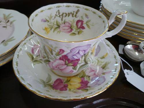 ROYAL ALBERT DEO FLOWER OF THE MONTH SERIES " APRIL"  SWEET PEA    MADE IN ENGLAND