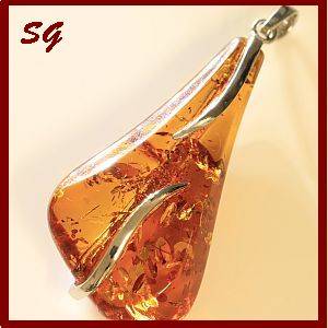 Solid 925 steling silver and 100% natural Amber gemstone pendant