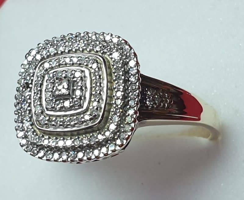 9ct Yellow Gold Diamond Ring