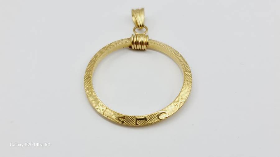 18 ct yellow gold pendant