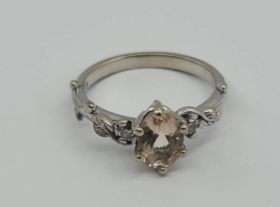 9ct WHITE GOLD RING