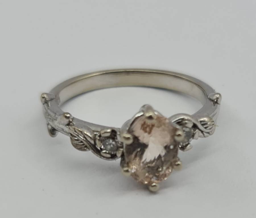 9ct WHITE GOLD RING