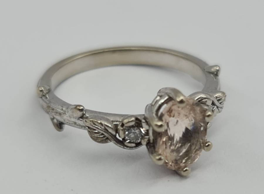9ct WHITE GOLD RING