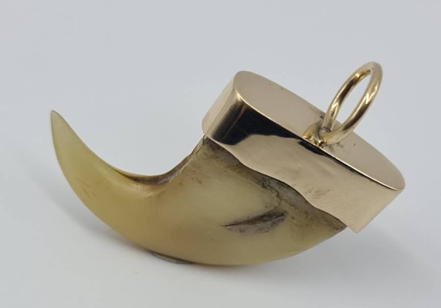 9ct LION`S CLAW PENDANT