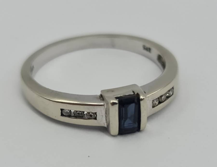 9ct WHITE GOLD DIAMOND RING