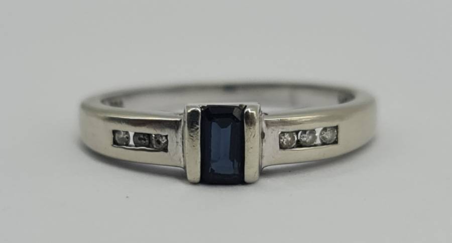 9ct WHITE GOLD DIAMOND RING