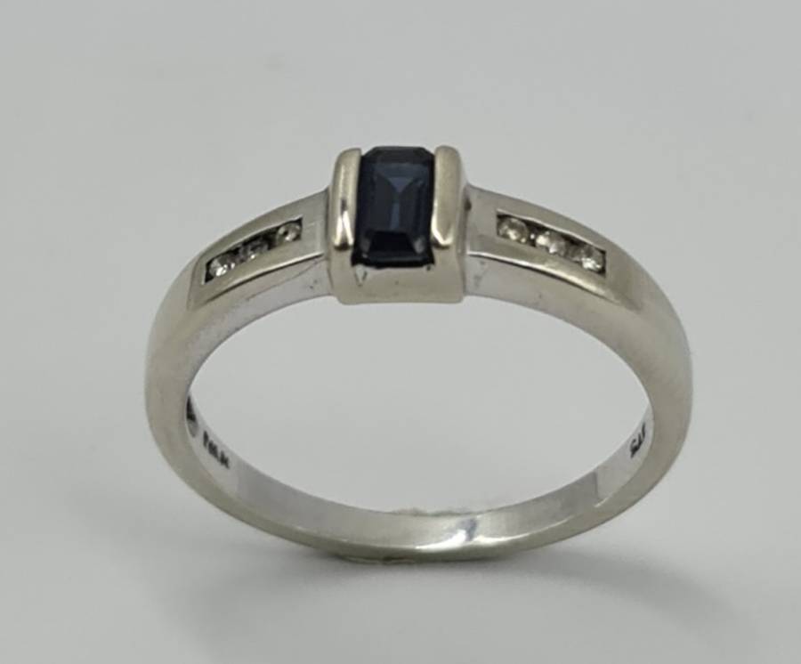 9ct WHITE GOLD DIAMOND RING