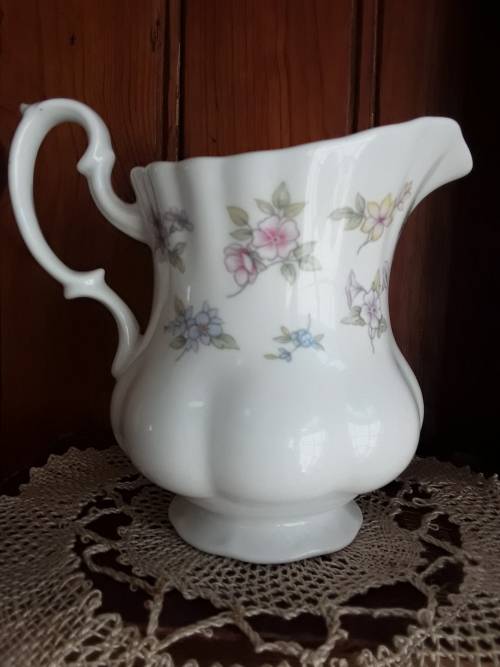 *ROYAL ALBERT* beautiful *Cherish creamer ~ excellent condition!!
