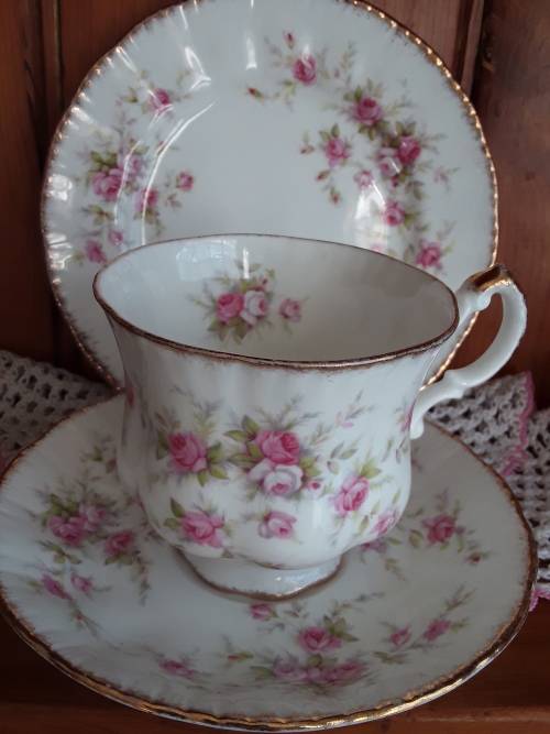GORGEOUS!! Paragon *VICTORIANA ROSE* Tea Trio in excellent condition!!