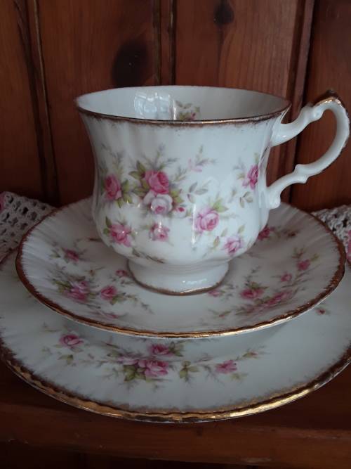 GORGEOUS!! Paragon *VICTORIANA ROSE* Tea Trio in excellent condition!!