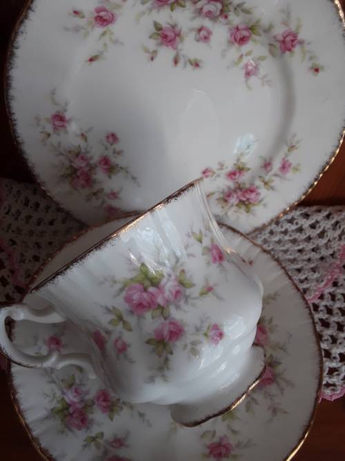 GORGEOUS!! Paragon *VICTORIANA ROSE* Tea Trio in excellent condition!!