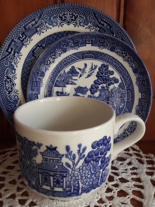 BEAUTIFUL! Blue & White *Willow Pattern* Tea Trio! (no.2)