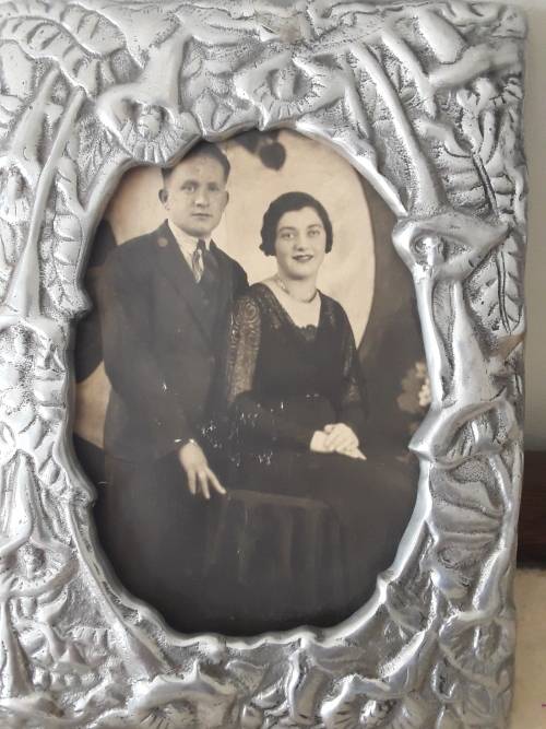STUNNING!! ART NOUVEAU ~styled PEWTER PHOTO FRAME with vintage photo!