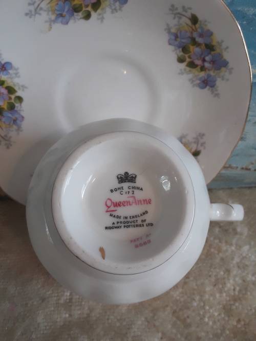 Gorgeous *QUEEN ANNE* Bone china Tea duo*  Excellent condition!!