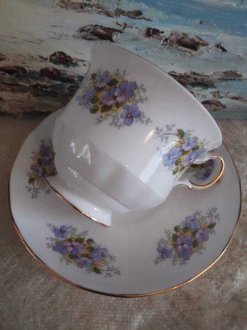 Gorgeous *QUEEN ANNE* Bone china Tea duo*  Excellent condition!!