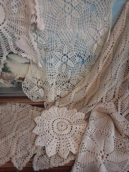 JOBLOT 2 ~ LOVELY!! 9 Vintage Beige *CROCHET* doilies! 1 Bid!!