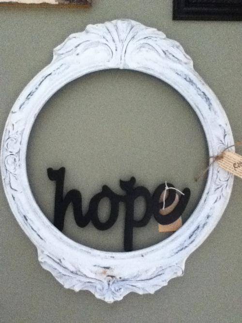 SHABBY ROUND FRAME (RESIN?) WORD NOT INCL - ReduceD TO CLEAR!!